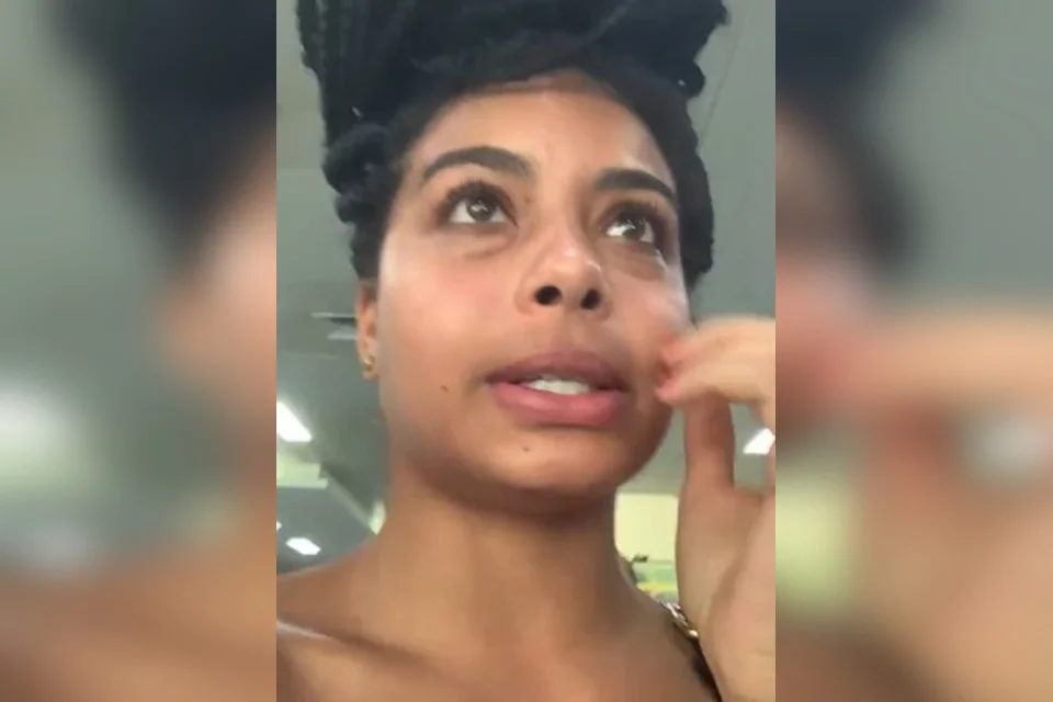 Vídeo - Bailarina negra é hostilizada por PF em aeroporto: ‘“Solta aí as tranças”