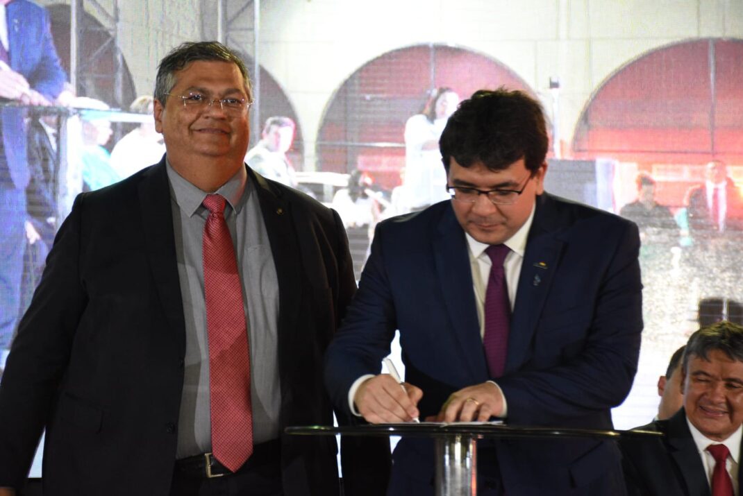 Ministro Flávio Dino e o governador Rafael Fonteles durante solenidade em Teresina