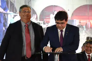 Ministro Flávio Dino e o governador Rafael Fonteles durante solenidade em Teresina(Reprodução/ccom)