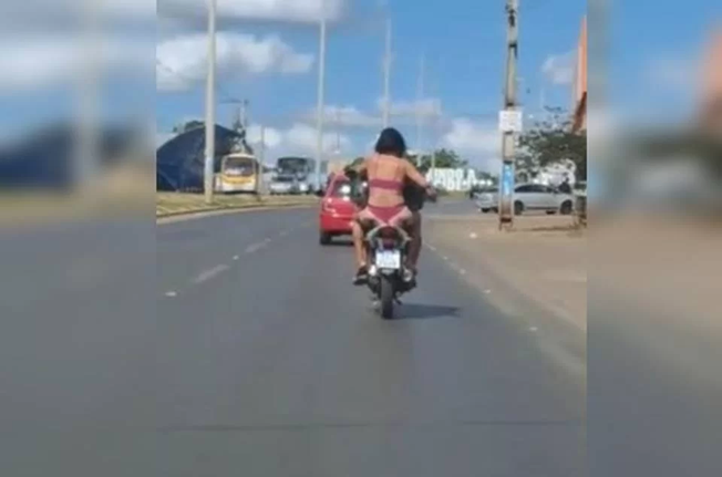 Vídeo: Mulher é flagrada só de lingerie em passeio de moto