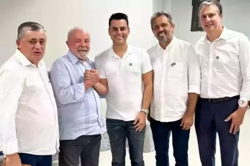 Deputado do PL posta foto de mãos dadas com Lula e é alvo de ataque dos bolsonaristas