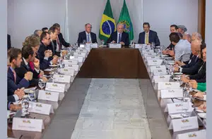 O presidente Luiz Inácio Lula da Silva (c), acompanhado do vice-presidente, Geraldo Alckmim (e) e do ministro da Fazenda, Fernando Haddad (d) participam da reunião com Entidades Representativas do Setor Automotivo, nesta quinta feira no Palácio do Planalto(Joédson Alves/Agência Brasil)