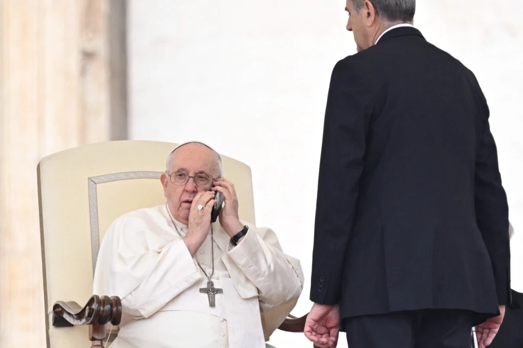 Vídeo: Papa Francisco interrompe audiência para atender celular