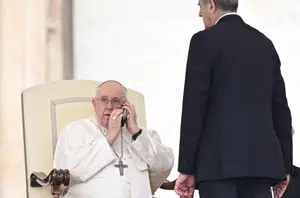 Papa Francisco interrompeu audiência para atender telefonema(Reprodução/EPE)