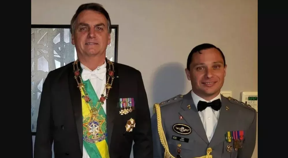 PF prende Mauro Cid e faz buscas na casa de Bolsonaro