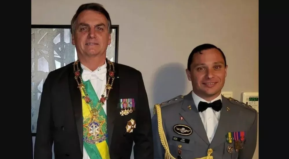 Polícia Federal prende Mauro Cid e faz buscas na casa de Bolsonaro