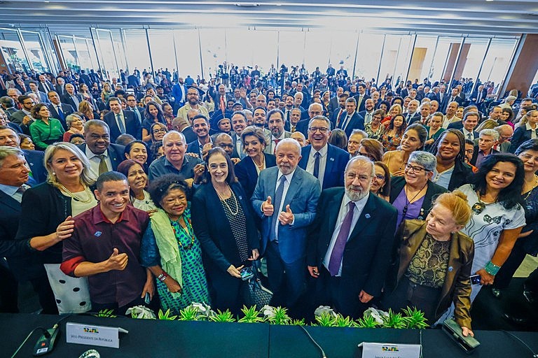 Presidente Lula, conselheiros e conselheiras na primeira reunião do CDESS -