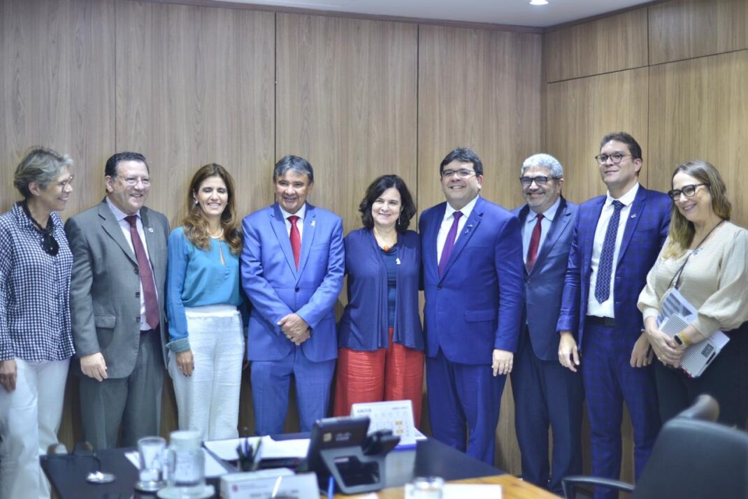 Rafael Fonteles com a ministra da Saúde, Nísia Trindade, e com ministro do MDS, W. Dias