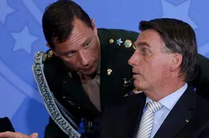 Tenente-coronel Mauro Cid e ex-presidente Jair Bolsonaro(Reprodução)
