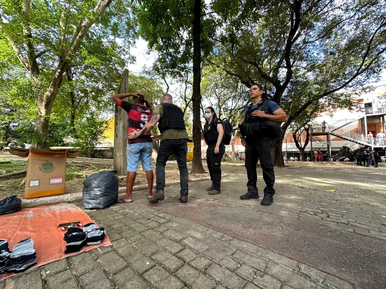 Vendedores são conduzidos pela Polícia e 100 celulares apreendidos na Praça da Bandeira