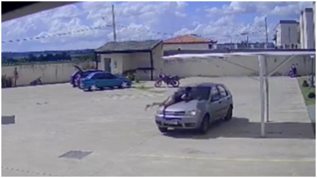 Vídeo: Homem arrasta mulher com carro após ela ser queimada durante discussão