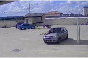 Vídeo mostra o momento em que a mulher é arrastada no capô do carro(Reprodução/redes sociais)