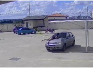 Vídeo mostra o momento em que a mulher é arrastada no capô do carro