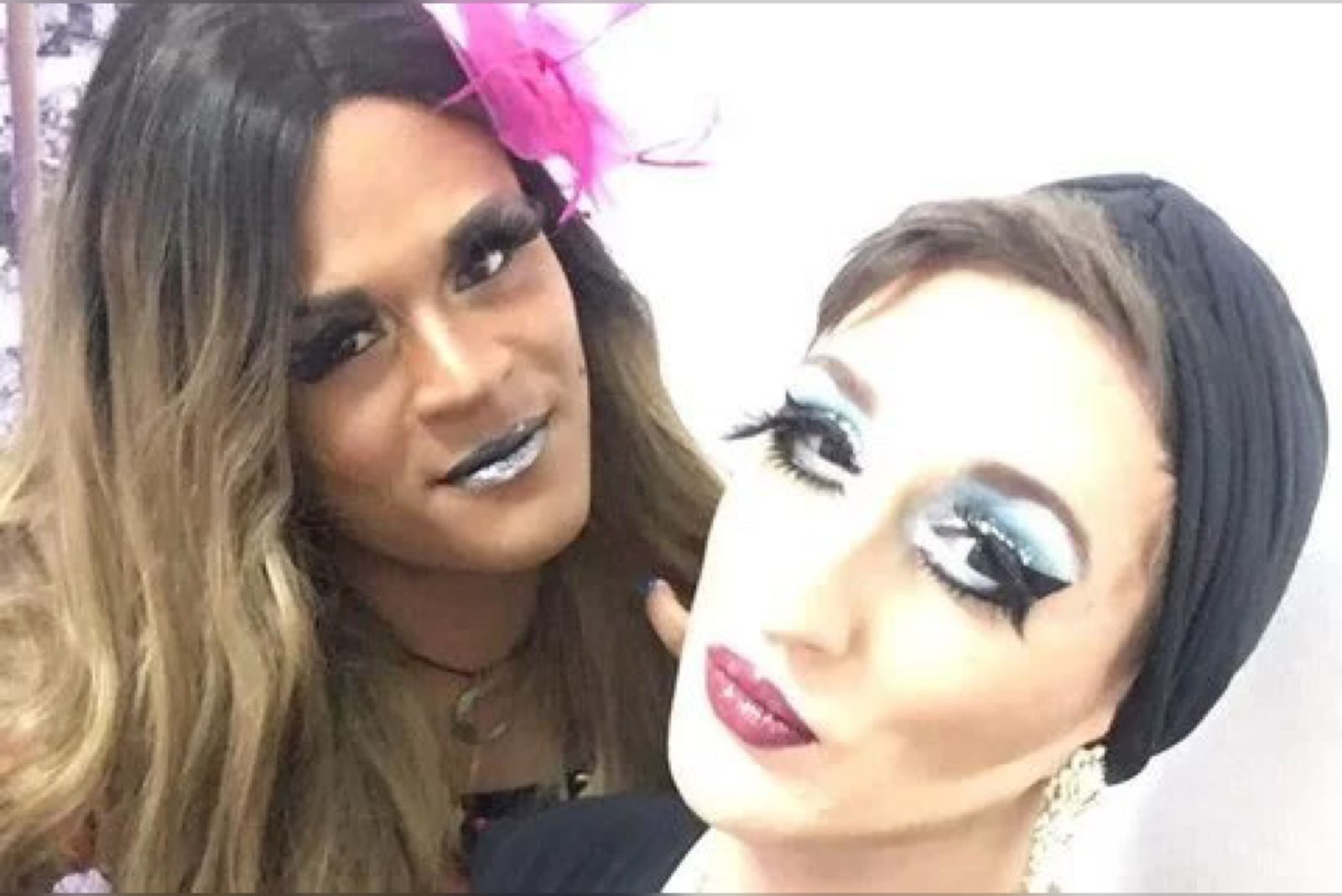 Ator e drag queen assassinado foi queimado vivo em “ritual demoníaco”