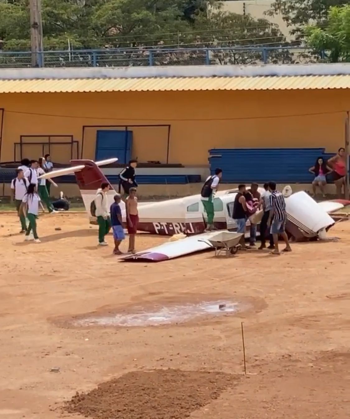 Avião de pequeno porte caiu em um campo de futebol na Vila Operária