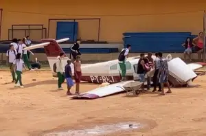 Avião de pequeno porte caiu em um campo de futebol na Vila Operária(Reprodução/WhatsApp)