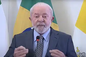 "Esse cidadão está jogando contra os interesses da economia brasileira", disse Lula em referência a Campos Neto(Reprodução/YouTube)