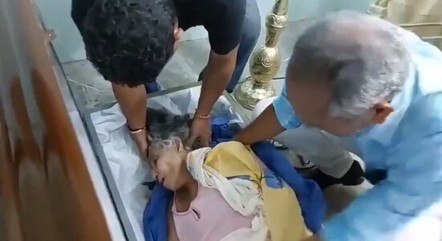 Vídeo: Idosa acorda em caixão durante o próprio velório no Equador