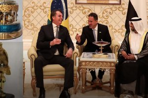 Jair Bolsonaro em visita a Abu Dhabi e os presentes investigados pela PF(Presidência da República / Reprodução)