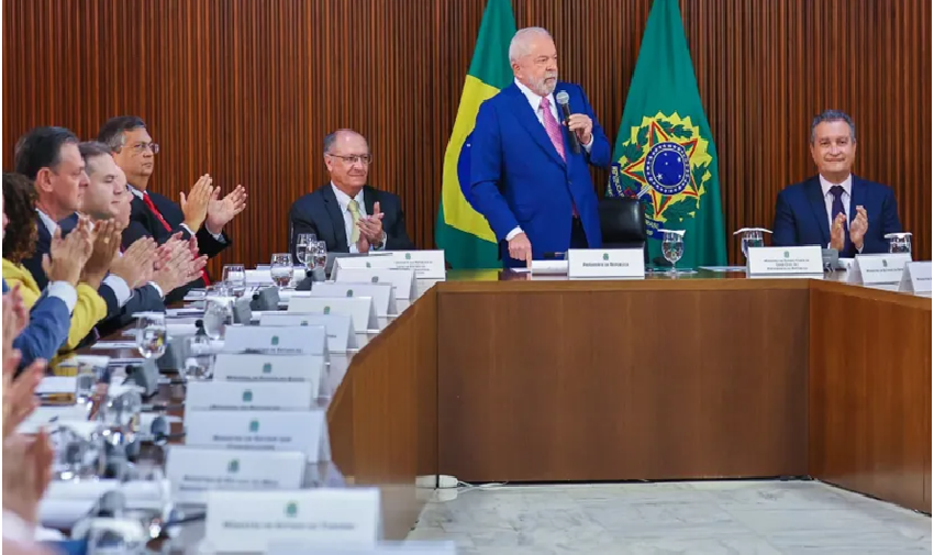 Lula faz hoje reunião ministerial em meio à disputa no Turismo