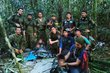 Membros do Exército posam com quatro crianças indígenas que foram encontradas vivas depois de passar mais de um mês perdidas na selva amazônica colombiana, após a queda de um pequeno avião