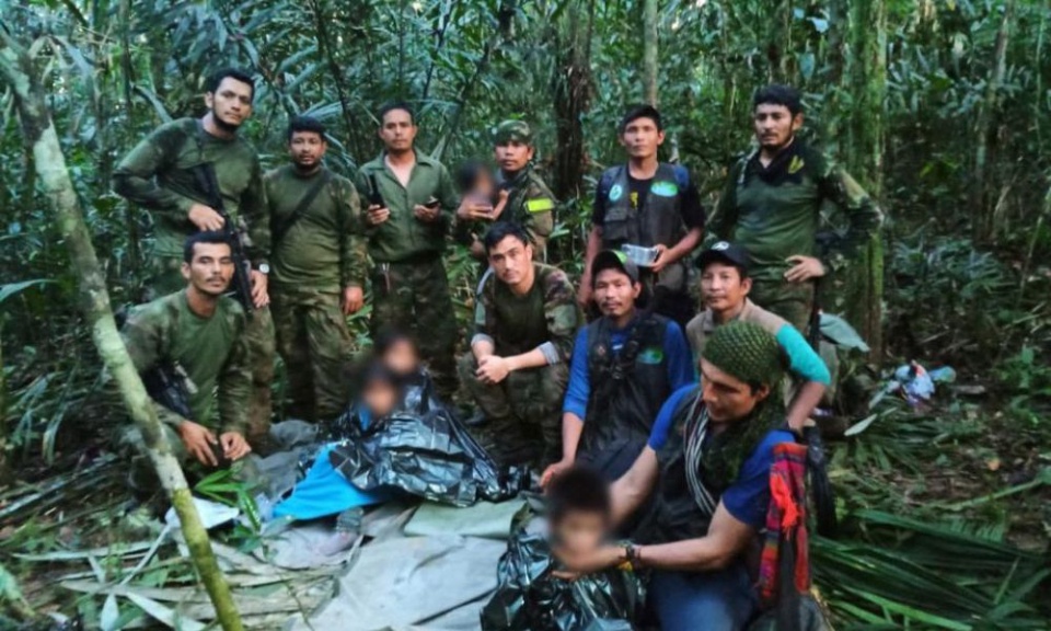 Membros do Exército posam com quatro crianças indígenas que foram encontradas vivas depois de passar mais de um mês perdidas na selva amazônica colombiana, após a queda de um pequeno avião