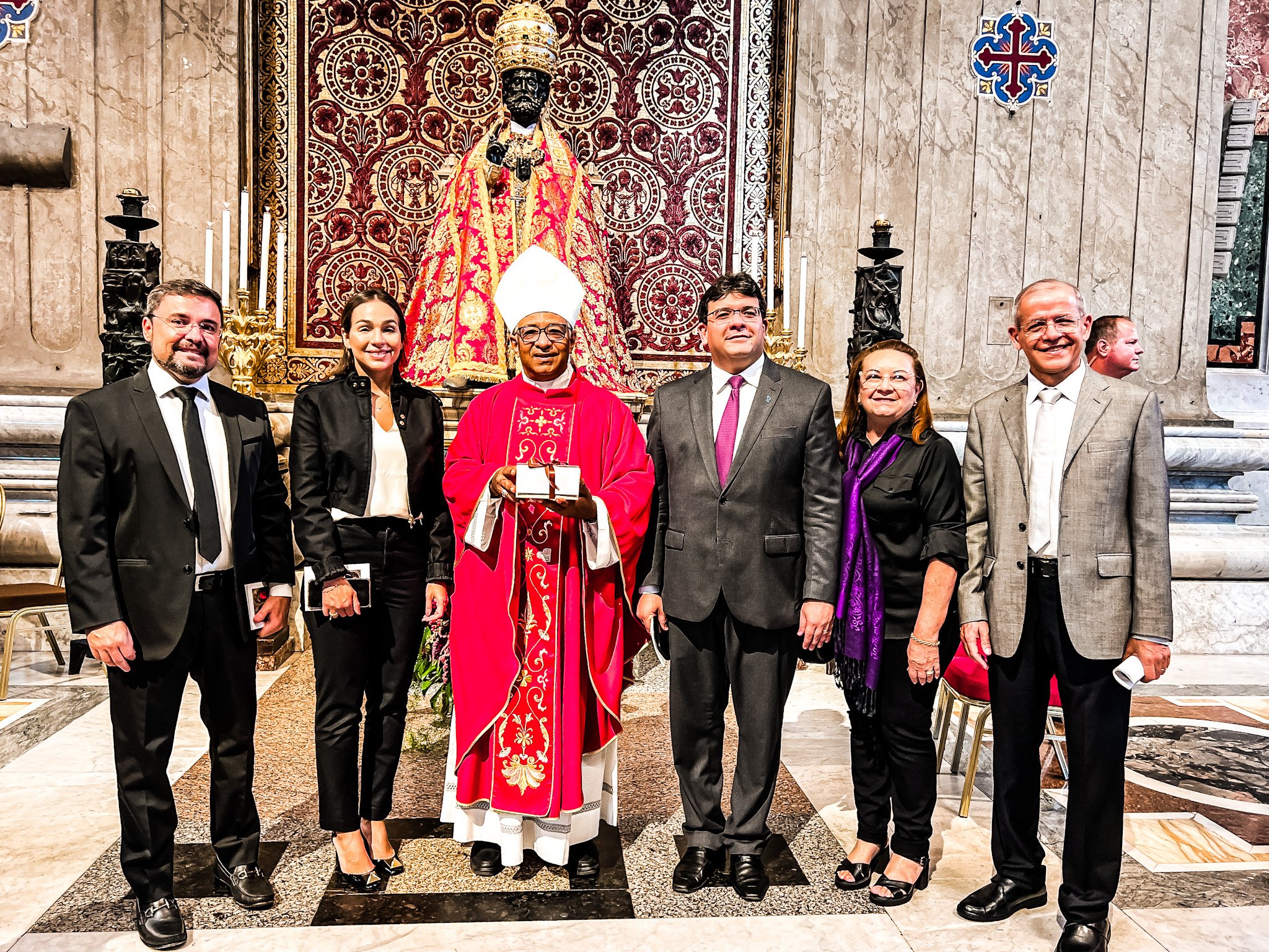 Dom Juarez recebe pálio do Papa e Rafael Fonteles participa da cerimônia