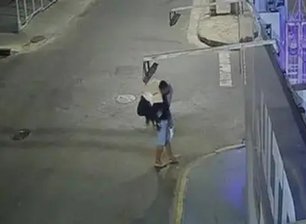 Câmeras flagraram o homem que mais tarde carregou a jovem e a estuprou