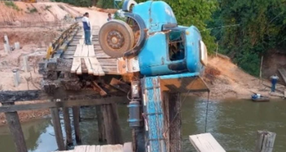 VÍDEO: Ponte cede e caminhão fica pendurado no Pará