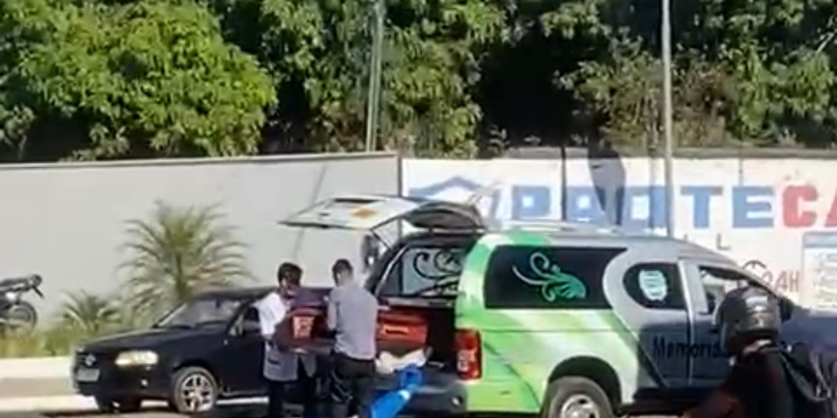 Vídeo: caixão com corpo dentro cai no meio da rua em Teresina