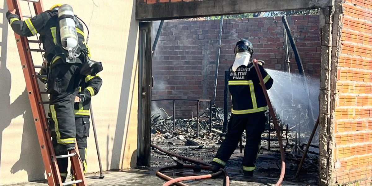 Vídeo: Fábrica de estofados fica destruída após incêndio em Teresina