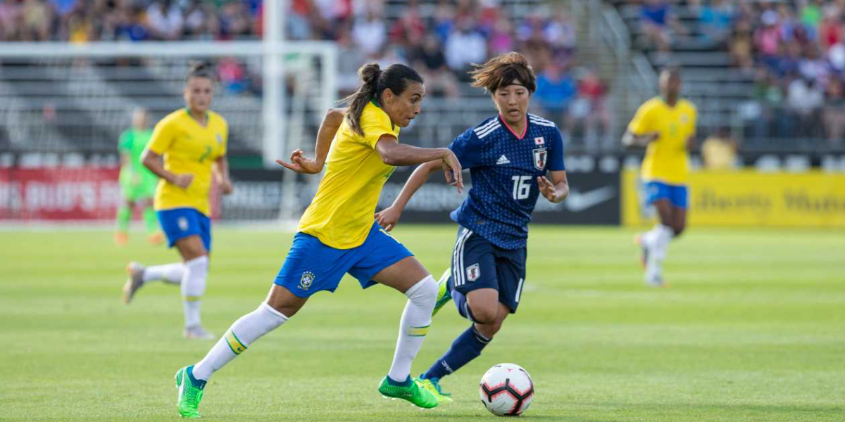 Jogadora Marta, da Seleção Brasileira, controla a bola em partida contra o Japão