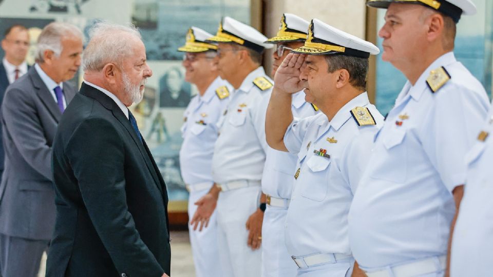 Lula com militares da Marinha