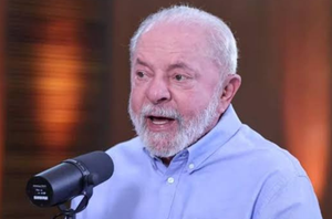 Lula durante o programa "Conversa com o Presidente" nesta terça-feira (25)(Reprodução/YouTube)