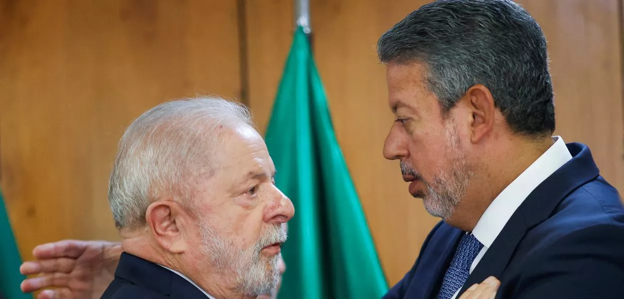 Aliança de Lula com centrão tem 374 votos na Câmara