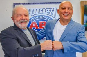 Lula e Moisés: gerações se encontram na posse dos metalúrgicos(Ricardo Stucked)