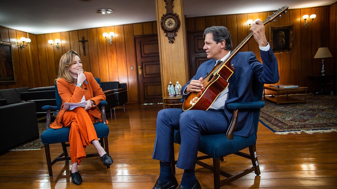 Vídeo: Ministro dá “palhinha” de violão em entrevista com Natuza Nery