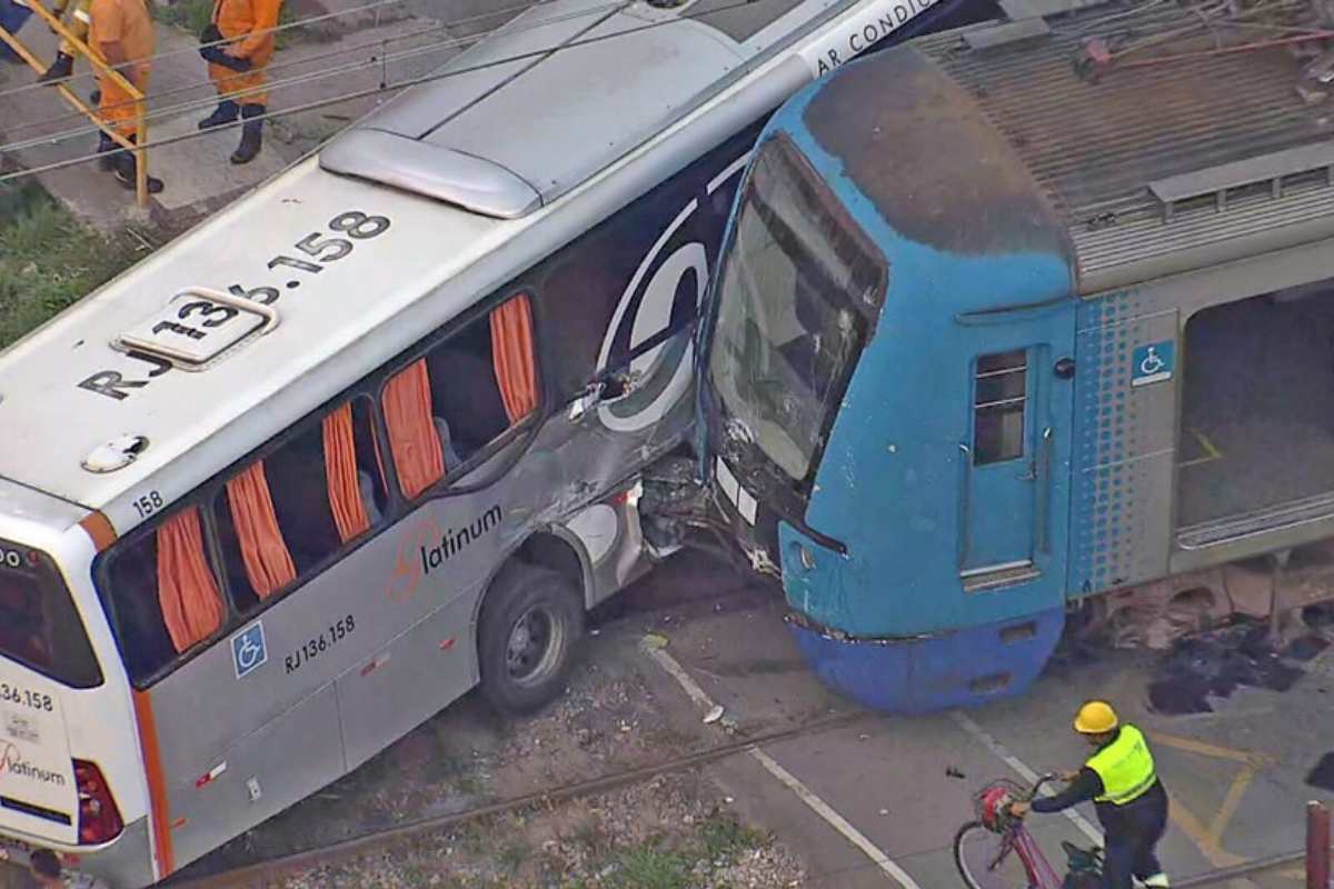 Vídeo: Trem bate em ônibus no RJ e deixa 19 feridos