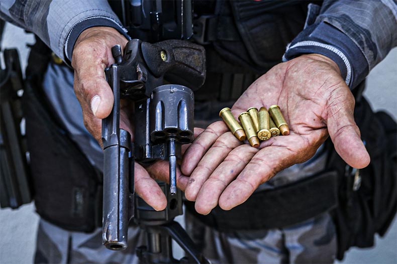 Teresina: polícia persegue, criminosos invadem residência e são presos