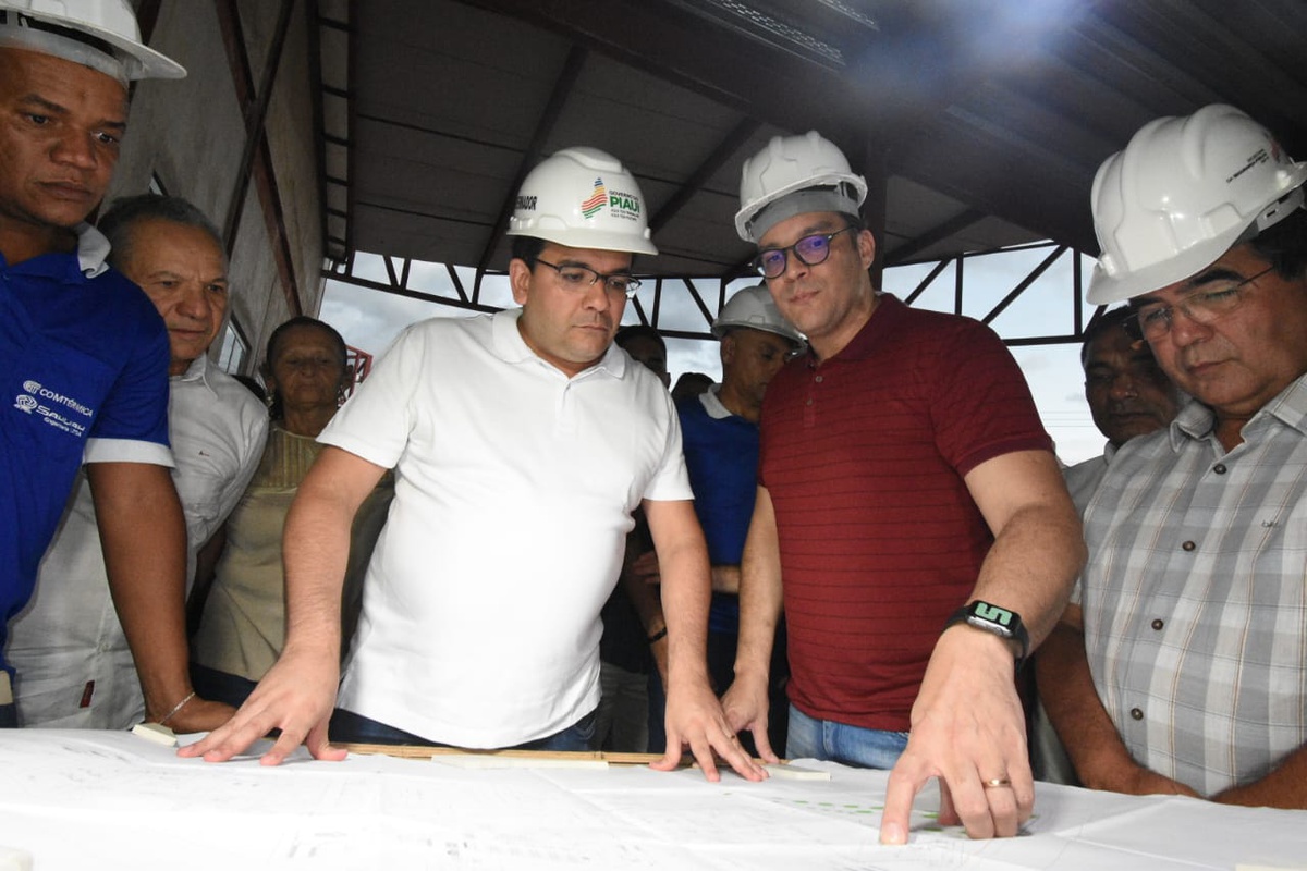 Rafael Fonteles visita obras do hospital de Picos