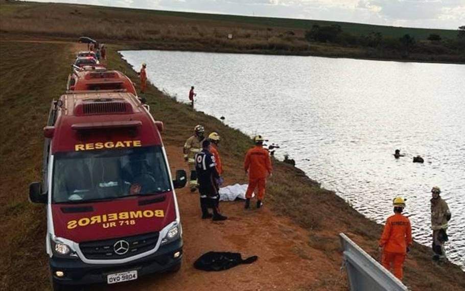 Três crianças morrem afogadas após carro cair em lago no DF