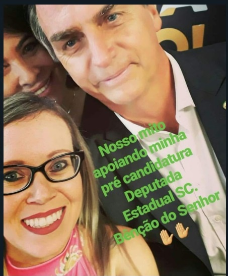 Vanessa Carazzo com “o mito” Jair Bolsonaro e a benção do Senhor