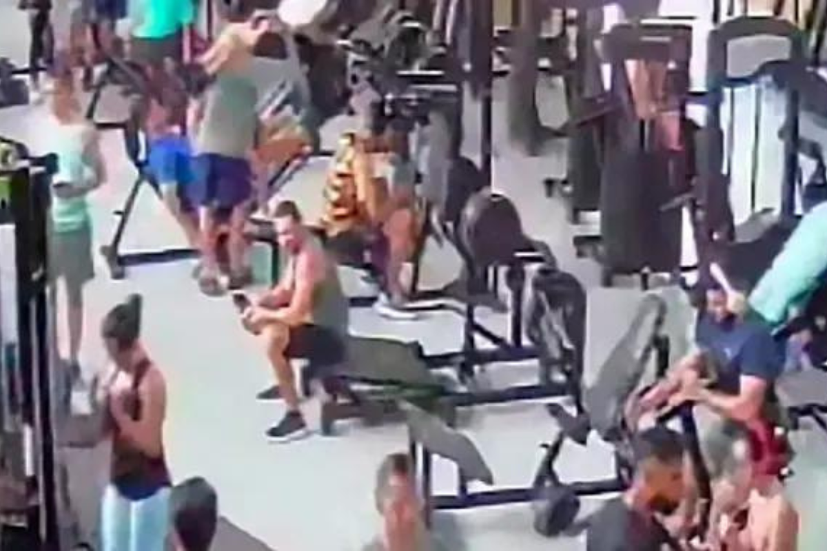 Vídeo: Aparelho de musculação desaba sobre aluno em academia