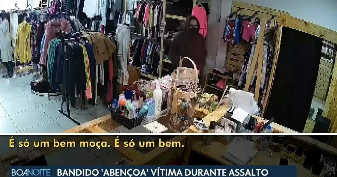 Vídeo: Criminoso “abençoa” vítima durante assalto em loja