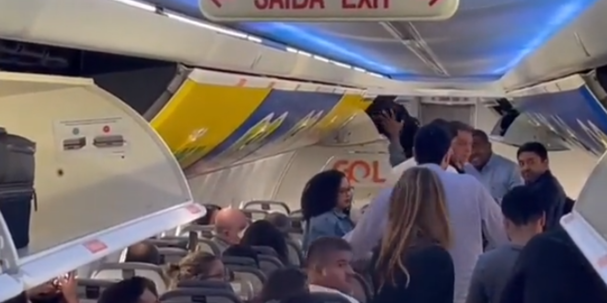 Bolsonaro em avião que o trouxe à São Paulo nesta quarta (23)