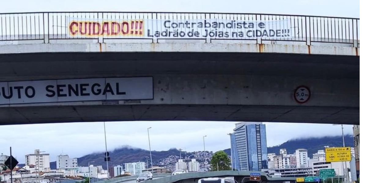 Faixa que ironiza ida de Bolsonaro a Belo Horizonte