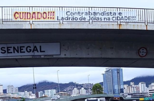 Faixa que ironiza ida de Bolsonaro a Belo Horizonte(Reprodução/DCM)