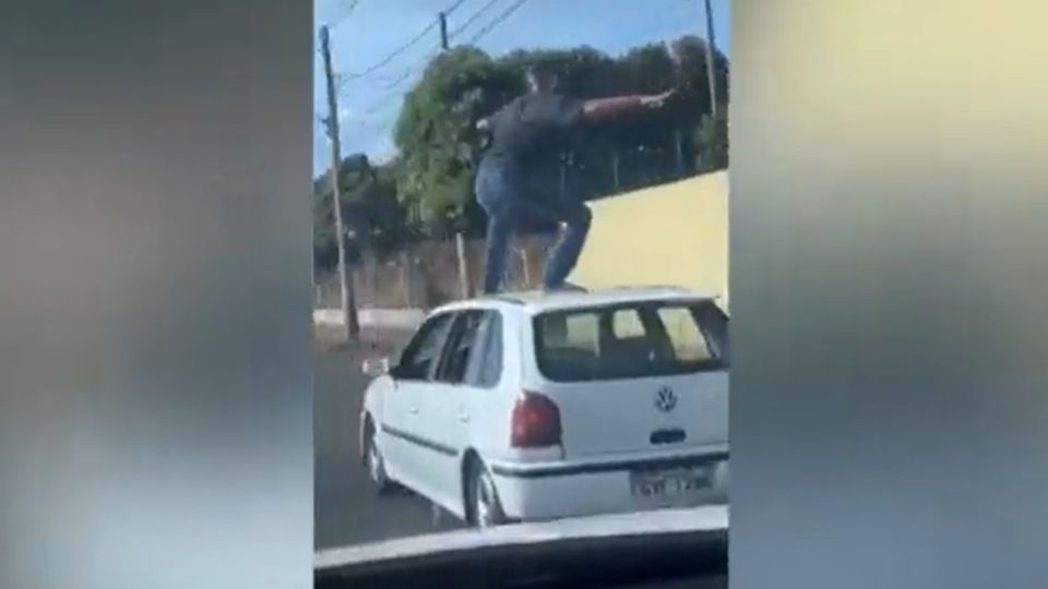 Vídeo: motorista larga direção e surfa na capota do carro