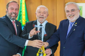 O ministro de Minas e Energia, Alexandre Silveira; o presidente Lula; e o presidente da Petrobras, Jean Paul Prates(Reprodução)