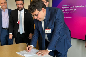 Rafael Fonteles assinou termos de cooperação entre o Governo do Piauí e a gigante da tecnologia americana(Reprodução/CCOM)